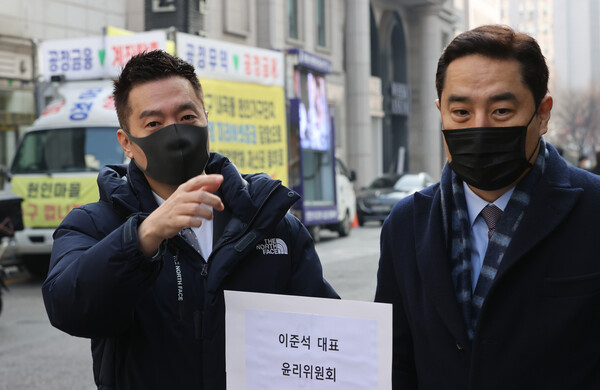 지난해 이준석 국민의힘 전 대표를 당 윤리위원회에 제소할 당시에는 함께였던 김세의 대표와 강용석 변호사.&nbsp;ⓒ뉴스1