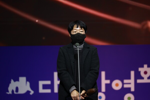 '제58회 대종상 영화제'에서 '시리즈 감독상' 수상한 이주영 감독 ⓒ대종상 영화제