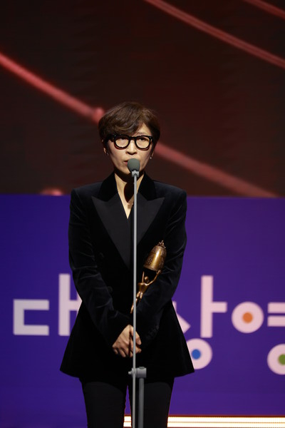 '제58회 대종상 영화제'에서 '각본상' 수상한 정서경 작가&nbsp;ⓒ대종상 영화제