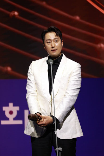 '제58회 대종상 영화제'에서 ‘남우주연상’ 받은 배우 박해일&nbsp;ⓒ대종상 영화제