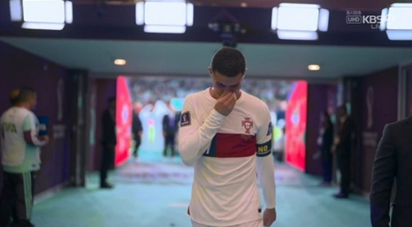크리스티아누 호날두가 경기장을 떠나며 우는 모습. ⓒKBS