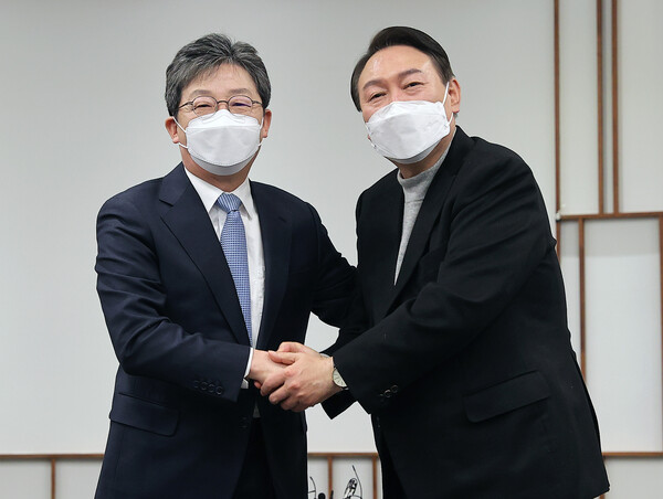 윤석열 국민의힘 대선후보가 17일 서울 영등포구 여의도의 한 카페에서 유승민 전 의원과의 면담을 마치고 기념촬영 하고 있다. 2022.2.17&nbsp;ⓒ뉴스1