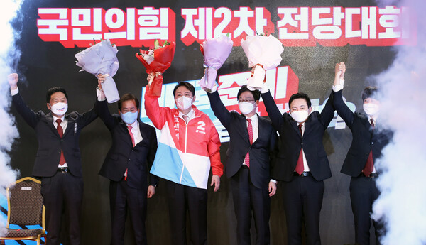 윤석열 국민의힘 대통령 후보가 5일 오후 서울 용산구 백범김구기념관에서 열린 제2차 전당대회에서 대선 후보에 최종 선출된 후 당 지도부, 경선주자들과 함께 인사하고 있다. 왼쪽부터 김기현 원내대표, 홍준표 후보, 윤 후보, 유승민 후보, 원희룡 후보, 이준석 대표. 윤 후보는 이날 전당대회에서 47.85%를 최종 득표, 홍준표 의원(41.50%), 유승민 전 의원(7.47%), 원희룡 전 제주지사(3.19%)를 꺾고 1위를 차지했다. 2021.11.5&nbsp;ⓒ뉴스1