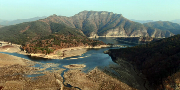 가뭄이 장기화하면서 광주시민의 주 식수원인 전남 화순 동복호가 말라가고 있다. 동복호의 10월 말 평균 저수율은 85.8%이지만 올해는 11월 11일 기준 32.3%로 유례를 찾기 힘들 정도로 낮다. 광주시는 비가 오지 않거나 미약할 경우 내년 3월 말에는 동복호가 고갈되는 심각한 상황에 직면할 것으로 보고 있다. (2022.11.13)&nbsp;ⓒ뉴스1