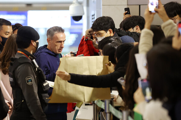 &nbsp;파울루 벤투 감독이 13일 인천국제공항을 통해 출국하며 팬들과 인사를 하고 있다.&nbsp;ⓒ뉴스1