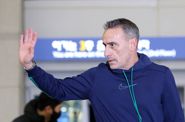 &nbsp;파울루 벤투 감독이 13일 인천국제공항을 통해 출국하며 팬들을 향해 인사하고 있다.&nbsp;ⓒ뉴스1