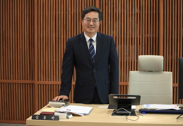 김동연 경기지사가 8일 경기 수원시 경기도청 집무실에서 포즈를 취하고 있다. ⓒ한겨레 박종식 기자