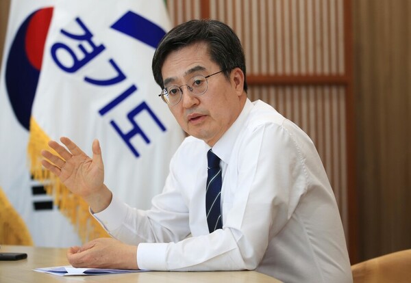 김동연 경기지사가 8일 경기 수원시 경기도청 집무실에서 한겨레와 인터뷰를 하고 있다. ⓒ한겨레 박종식 기자