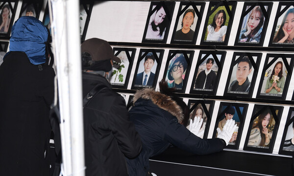 이태원 광장에 설치된 '시민분향소'에서 유가족들이 오열하고 있다. ⓒ뉴스1&nbsp; 