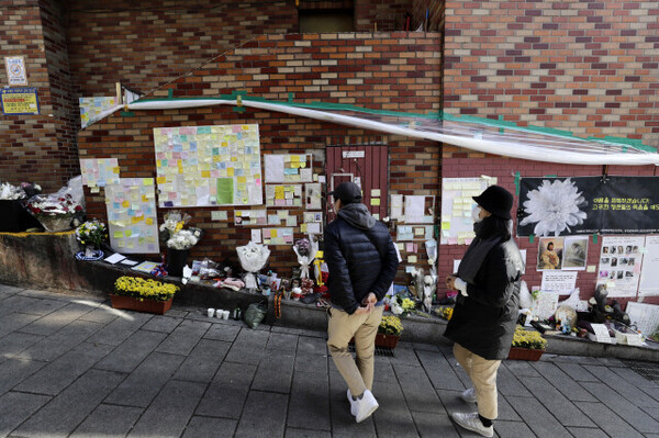 이태원 참사가 발생한지 1개월여 지난 27일 오전 서울 용산구 이태원역 들머리에 희생자들을 추모하는 시민들의 발길이 이어지고 있다. ⓒ한겨레&nbsp;