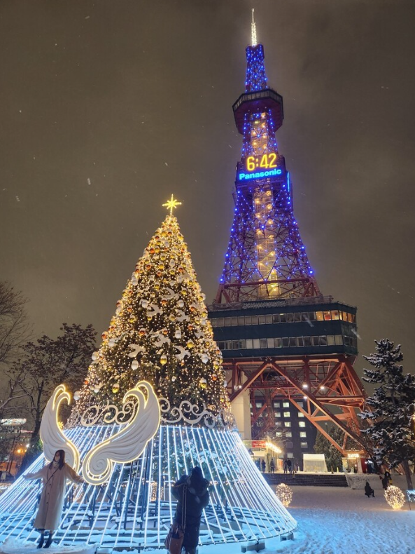 삿포로는 겨울 여행지답게 벌써 축제 중이다. 오도리 공원앞 일루미네이션 조형물 앞에서 사진을 찍는 사람들.&nbsp;ⓒ한겨레 김미영 기자 제공