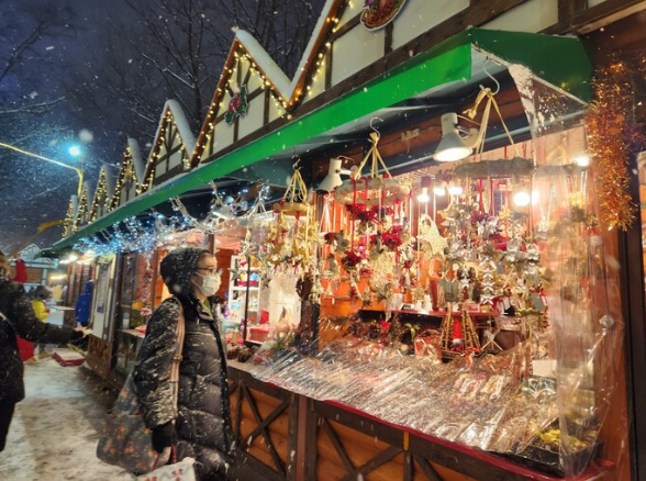 삿포로 오도리 공원에서 열리는 크리스마스 마켓엔 볼거리가 다양하다.&nbsp;ⓒ한겨레 김미영 기자 제공