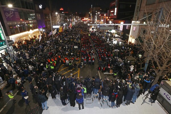 16일 서울 용산구 이태원역 앞에서 열린 '10.29 이태원 참사 49일 시민추모제'에서 유가족 등 참석자들이 오후 6시34분에 맞춰 30초간 묵념을 가졌다. 이는 이태원 참사가 발생한 지난 10월 29일 위험을 알리는 첫 112 신고가 들어온 시각이다.&nbsp;ⓒ뉴스1, 공동취재&nbsp;