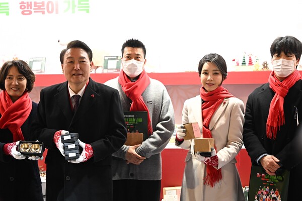 '10.29 이태원 참사 49일 시민추모제'가 열리던 시각, '한겨울의 동행축제 윈·윈터 페스티벌' 개막식에 참석해 크리스마스를 점등한 윤석열 대통령과 김건희 여사.&nbsp;