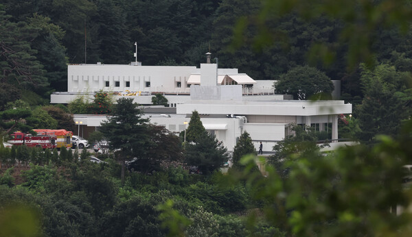 2022년 8월 2일 서울 용산구 한남동 옛 외교부장관 공관에서 대통령 관저 공사가 진행되고 있는 모습. 대통령실은 이날 새 대통령 관저 인테리어 공사에 김건희 여사와 관련한 업체가 수의계약으로 참여했다는 보도에 대해 "경호처의 철저한 검증과 감독 하에서 이뤄지는 보안 업무"라며 "구체적인 내용을 공개할 수 없는 상황을 이해해주면 좋겠다"고 밝혔다.&nbsp;ⓒ뉴스1