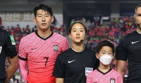 지난 6월 10일 수원월드컵경기장에서 열린 파라과이 평가전에서 김유정 심판은 대기심을 맡았다.&nbsp;ⓒ김유정 심판 제공