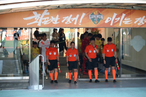 김유정 심판이 지난 7월 3일 춘천 송암경기장에서 열린 춘천 시민 축구단과 강원 FC B팀 경기에 입장하고 있다.&nbsp;ⓒ김유정 심판 제공