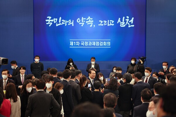 윤석열 대통령이 15일 오후 청와대 영빈관에서 열린 제1차 국정과제 점검회의를 마친 후 참석자들과 셀카를 찍고 있다. (대통령실 제공) 2022.12.15/뉴스1