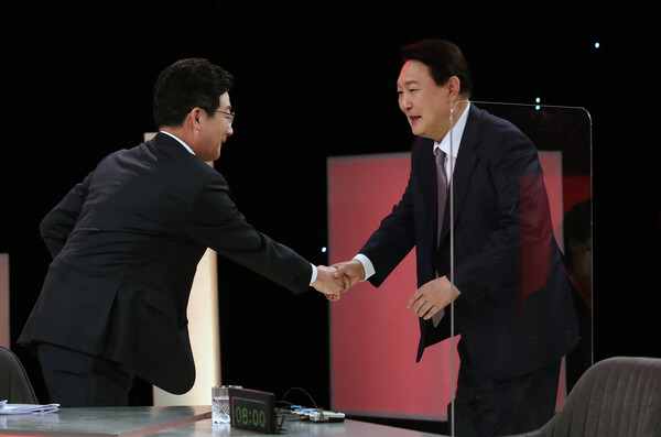 [자료사진] 2021년 10월 31일 국민의힘 제20대 대선 경선후보자 10차 토론회에서 만나 악수 나눈 유승민 전 국민의힘 의원과 윤석열 대통령. ⓒ뉴스1