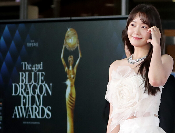 소녀시대 윤아가 25일 서울 영등포구 KBS홀에서 열린 ‘제43 청룡영화상’ 시상식에서 레드카펫을 밟고 있다. 2022.11.25ⓒ뉴스1