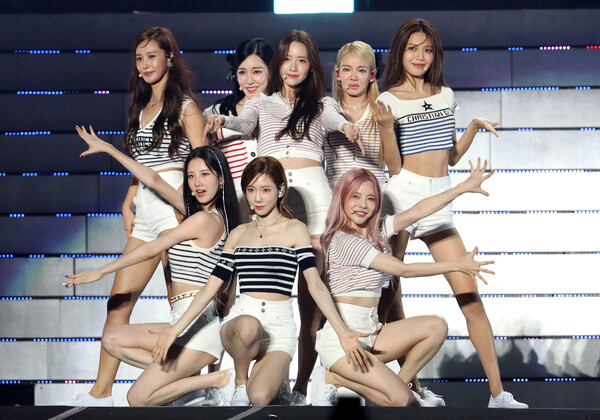 소녀시대가 20일 수원 월드컵경기장에서 열린 ‘SMTOWN LIVE 2022 : SMCU EXPRESS @HUMAN CITY_SUWON’(에스엠타운 라이브 2022 : 에스엠씨유 익스프레스 @휴먼 시티 수원)에서 화려한 무대를 선보이고 있다. 시계방향으로 왼쪽 위부터 유리, 티파니, 윤아, 효연, 수영, 서니, 태연, 서현. 2022.8.20&nbsp;ⓒ뉴스1