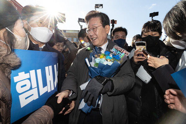 이재명 더불어민주당 대표가 22일 오전 경북 안동시 옥야동 안동중앙신시장에서 지지자들과 인사를 하고 있다. 2022.12.22/뉴스1