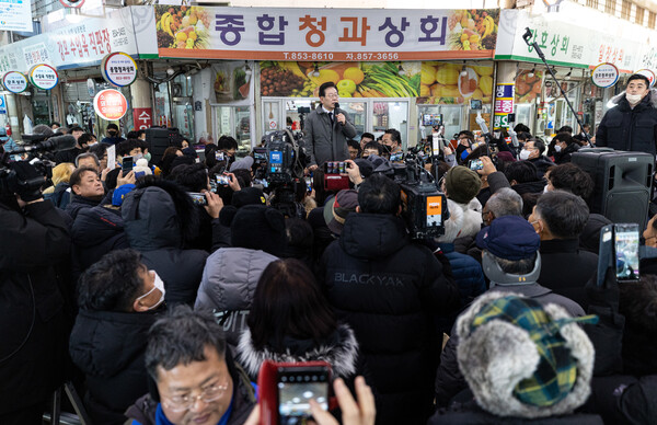 이재명 더불어민주당 대표가 22일 오전 경북 안동시 옥야동 안동중앙신시장에서 시민들에게 발언을 하고 있다. 2022.12.22ⓒ뉴스1