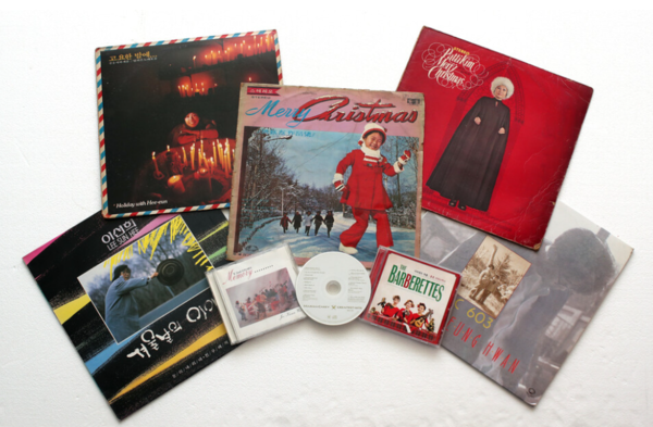 크리스마스 즈음이면 소환되는 캐럴 앨범들.&nbsp;ⓒ한겨레 이정용 선임기자 제공