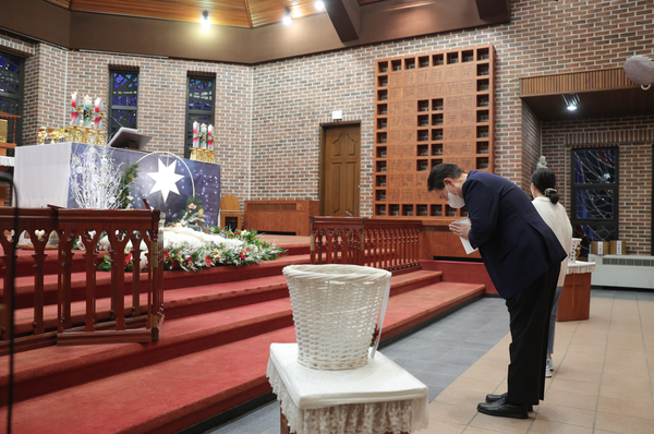 24일 서울 중구 약현성당에서 열린 ‘주님 성탄 대축일 미사’에 참석해 기도하는 윤석열 대통령. ⓒ뉴스1