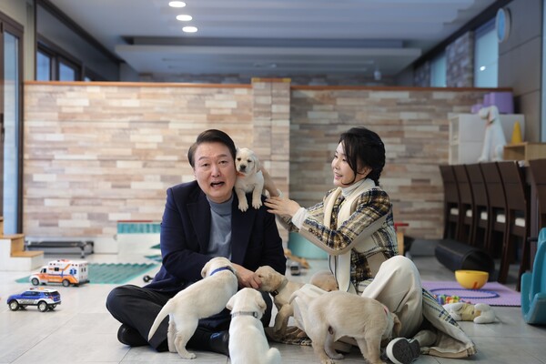 24일 경기 용인시 삼성화재 안내견학교에서 리트리버 강아지와 시간 보내는 윤석열 대통령과 김건희 여사. ⓒ뉴스1