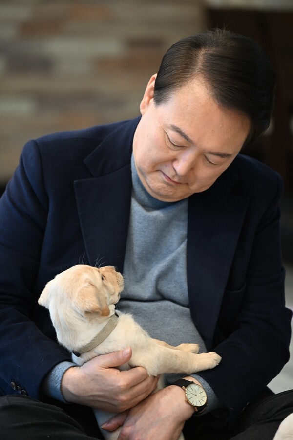 품에 안은 리트리버 내려다보는 윤석열 대통령. ⓒ뉴스1