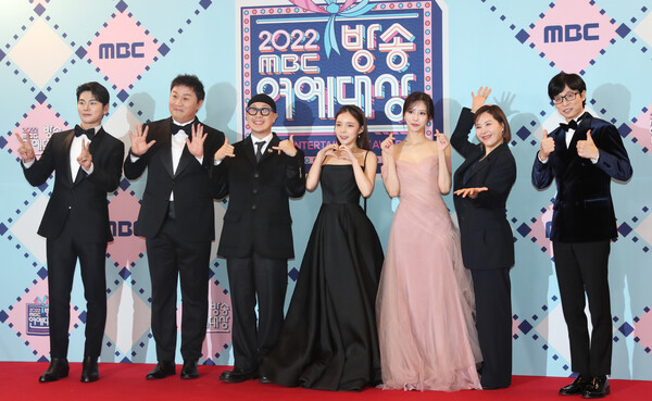 '놀면 뭐하니' 이이경(왼쪽부터)과 정준하, 하하, 박진주, 이미주, 신봉선, 유재석이 '2022 MBC 방송연예대상'에 참석해 포즈를 취하고 있다.&nbsp;ⓒ뉴스1