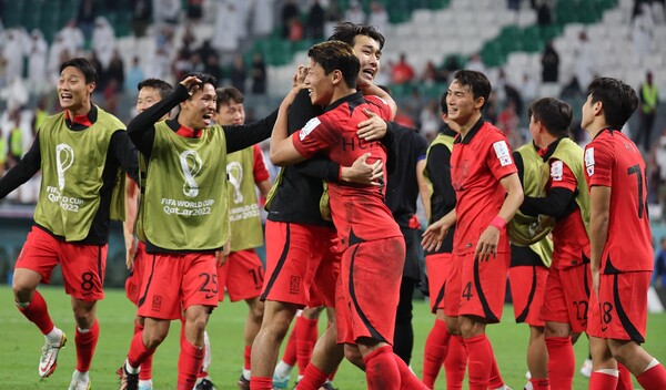 2022 카타르 월드컵 조별리그 H조 3차전 대한민국과 포르투갈의 경기에서 16강을 확정지은 대한민국 선수들이 기쁨을 나누고 있다.&nbsp;ⓒ뉴스1