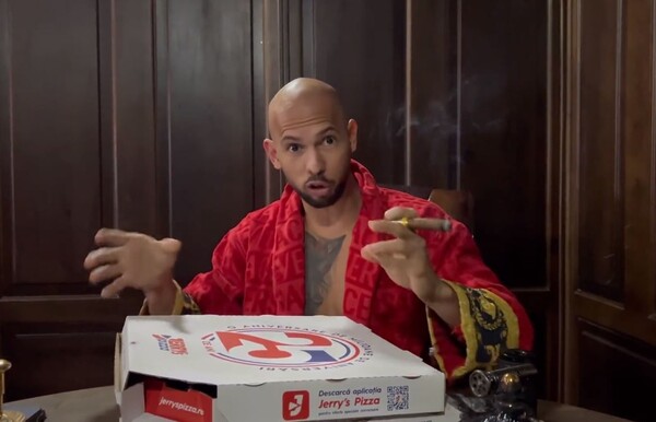 앤드류 테이터가 올린 영상 속 현지 피자박스가 나왔다 ⓒ앤드류 테이트 트위터 영상 캡처