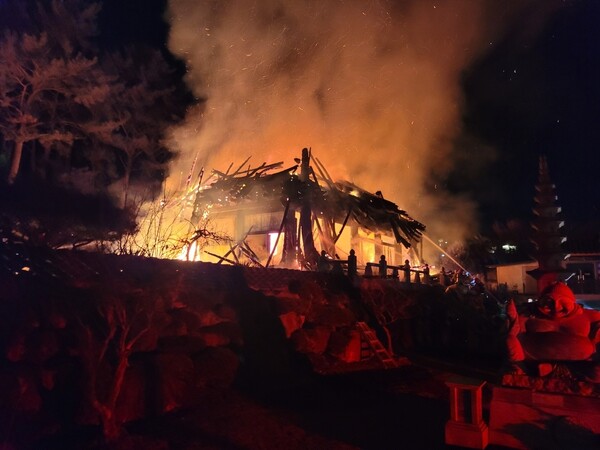 3일 경남 거제시 고현동에 위치한 계룡사가 불에 타고 있다. (2023.1.3)&nbsp;ⓒ뉴스1
