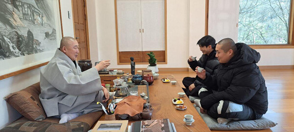 전남 구례의 화엄사를 방문한&nbsp;방탄소년단(BTS) 리더 RM(김남준).&nbsp;ⓒ화엄사