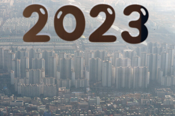 12일 오후 서울 송파구 롯데월드타워 서울스카이에서 도심이 보이고 있다. ⓒ뉴스1