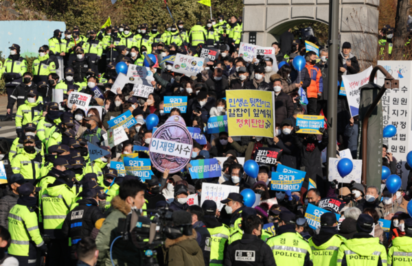 이재명 더불어민주당 대표가 성남FC 후원금 의혹과 관련해 검찰 조사를 앞둔 10일 오전 경기 수원지방검찰청 성남지청 앞에서 지지자들이 집회를 하고 있다. 제1야당 현직 대표가 검찰에 피의자 신분으로 출석하는 것은 헌정 사상 처음이다. (2023.1.10)&nbsp;ⓒ뉴스1