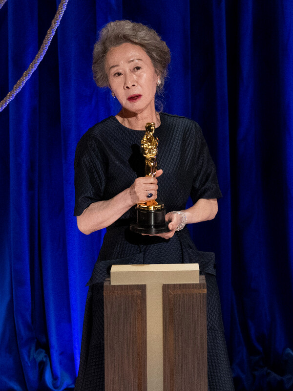 '제93회 아카데미 시상식'에서 영화 미나리로 여우조연상 받은 배우 윤여정이 수상 소감을 밝히고 있다. (2021.4.25)&nbsp;ⓒGetty