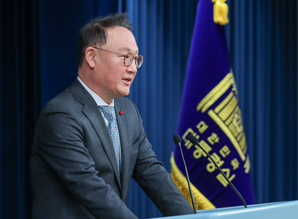 안상훈 사회수석이 지난 6일 용산 대통령실에서 나경원 저출산고령사회위원회 부위원장 발언과 관련해 브리핑을 하고 있다. 대통령실은 나 부위원장의 저출생 대책에 대해 "윤석열 정부의 관련 정책 기조와 상당한 차이가 있다. 나 부위원장 개인 의견일 뿐"이라고 밝혔다. ⓒ뉴스1