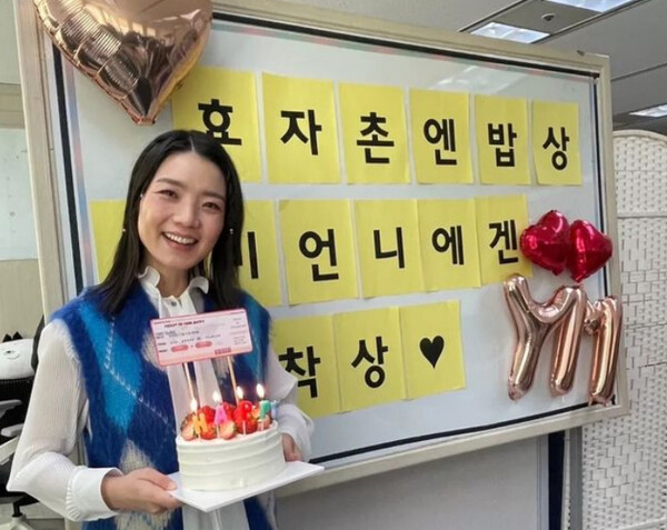 ENA '효자촌' 제작진들에게 축하를 받고 있는 안영미의 모습.&nbsp;ⓒ안영미 인스타그램