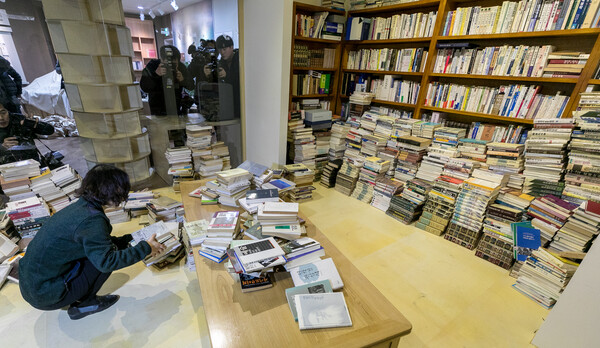 [자료사진] 2018년 3월&nbsp;12일 서울도서관 전시실에 설치된 '만인의 방' 내 고은 서재를 관계자들이 철거하고 있다. ⓒ뉴스1