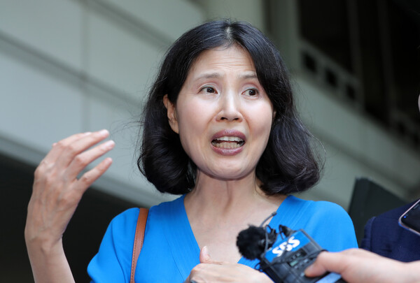 [자료사진] 고은 시인의 성추행 의혹을 폭로했다가 손해배상청구소송을 당한 최영미 시인이 2018년 8월 31일 오후 서울 서초구 서울중앙지법에서 열린 1회 변론을 마친 뒤 나오고 있다. ⓒ뉴스1