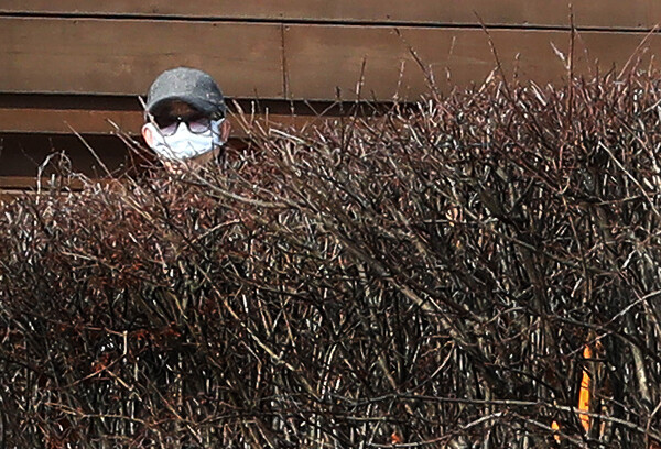 [자료사진] 2018년 2월 8일 자택 내 정원에서 밖을 내다보는 시인 고은. ⓒ뉴스1