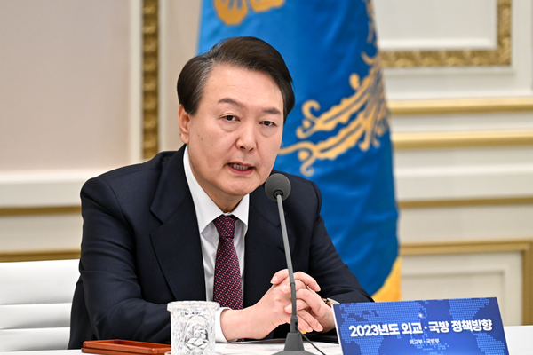 11일 윤석열 대통령이 오전 청와대 영빈관에서 2023년 외교부·국방부 신년업무보고를 받고 있다. ⓒ뉴스1