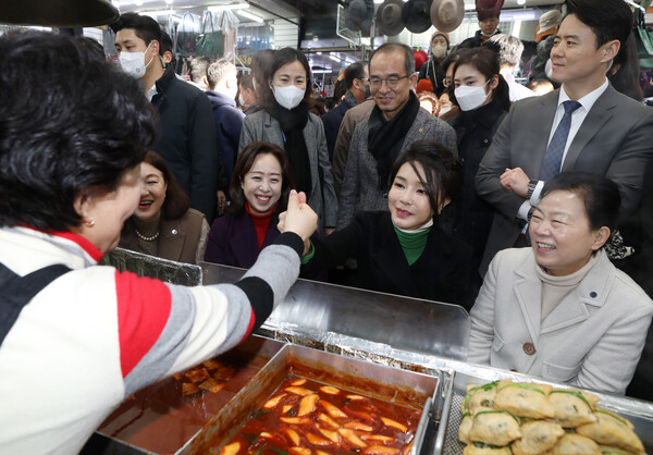 윤석열 대통령의 부인 김건희 여사가 11일 오후 대구 중구 서문시장을 찾아 떡볶이 등 음식을 맛보며 다시 방문할 것을 상인과 약속하고 있다. 2023.1.11/뉴스1