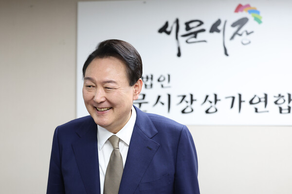 윤석열 대통령이 26일 오후 대구 중구 서문시장 상가연합회를 찾아 상인들과 간담회를 하고 있다. (대통령실 제공) 2022.8.26 &nbsp;ⓒ뉴스1