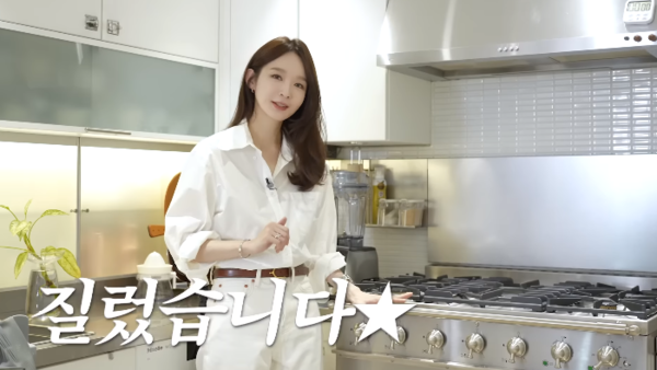 채용공고 논란 이후 경력직 연봉보다 더 비싼 2700만 원짜리 가스레인지를 사용한다고 쓴소리 들은 강민경.&nbsp;ⓒ유튜브 채널 '걍민경'