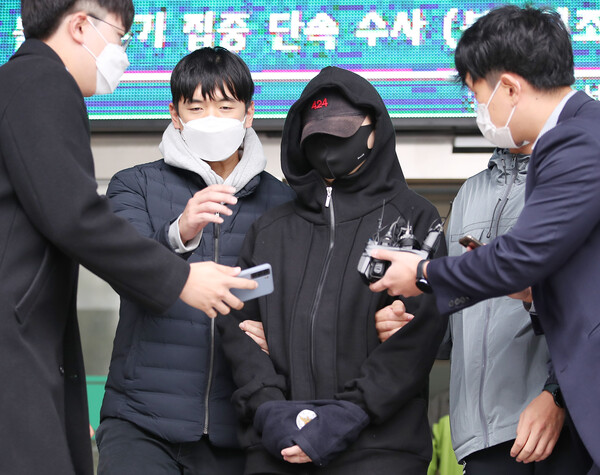 무면허 운전과 음주측정 거부·경찰관 폭행 등 혐의로 구속된 장제원 국민의힘 의원 아들 래퍼 노엘이 지난 2021년 19일 서울 서초구 서초경찰서에서 나와 검찰로 송치되는 모습.&nbsp;ⓒ뉴스1