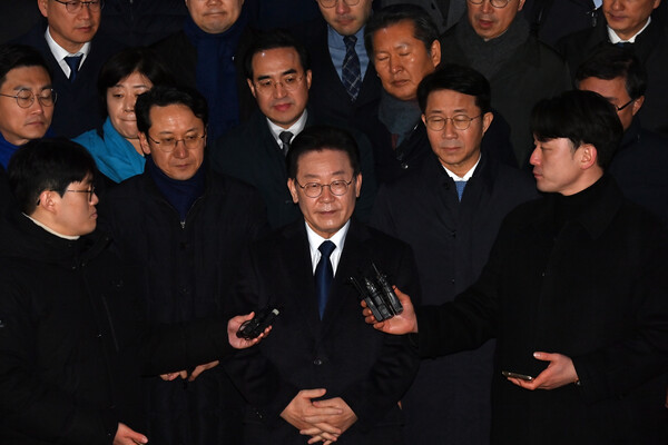 이재명 더불어민주당 대표가 10일 밤 경기 수원지방검찰청 성남지청에서 성남FC 후원금 의혹 사건과 관련 검찰 조사를 마친 뒤 입장을 밝히고 있다. 제1야당 현직 대표가 검찰에 피의자 신분으로 출석하는 것은 헌정 사상 처음이다. (2023.1.10)&nbsp; ⓒ뉴스1